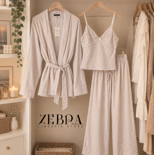 Pyjama Douceur Étoilée 3 pièces beige avec robe de chambre ceinturée, caraco à dentelle et pantalon à petits motifs blancs