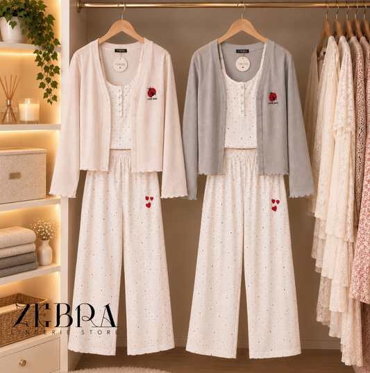 Deux ensembles Love Bug avec cardigans rose et gris, caracos à petits cœurs et pantalons assortis