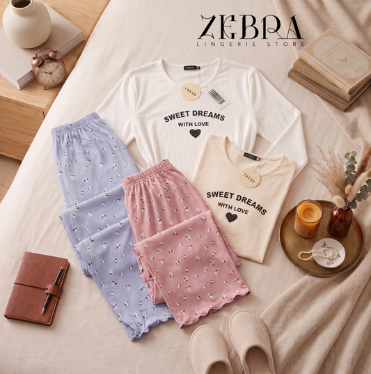 Deux pyjamas Sweet Dreams : haut beige avec pantalon rose et haut blanc avec pantalon bleu clair à motifs
