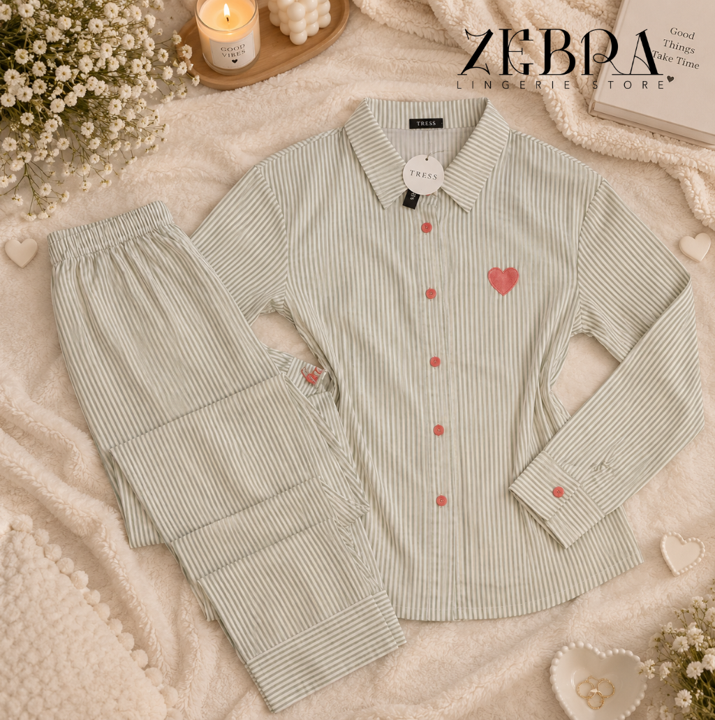 Pyjama Cœur Classique beige à rayures claires, chemise à cœur et boutons roses avec pantalon assorti