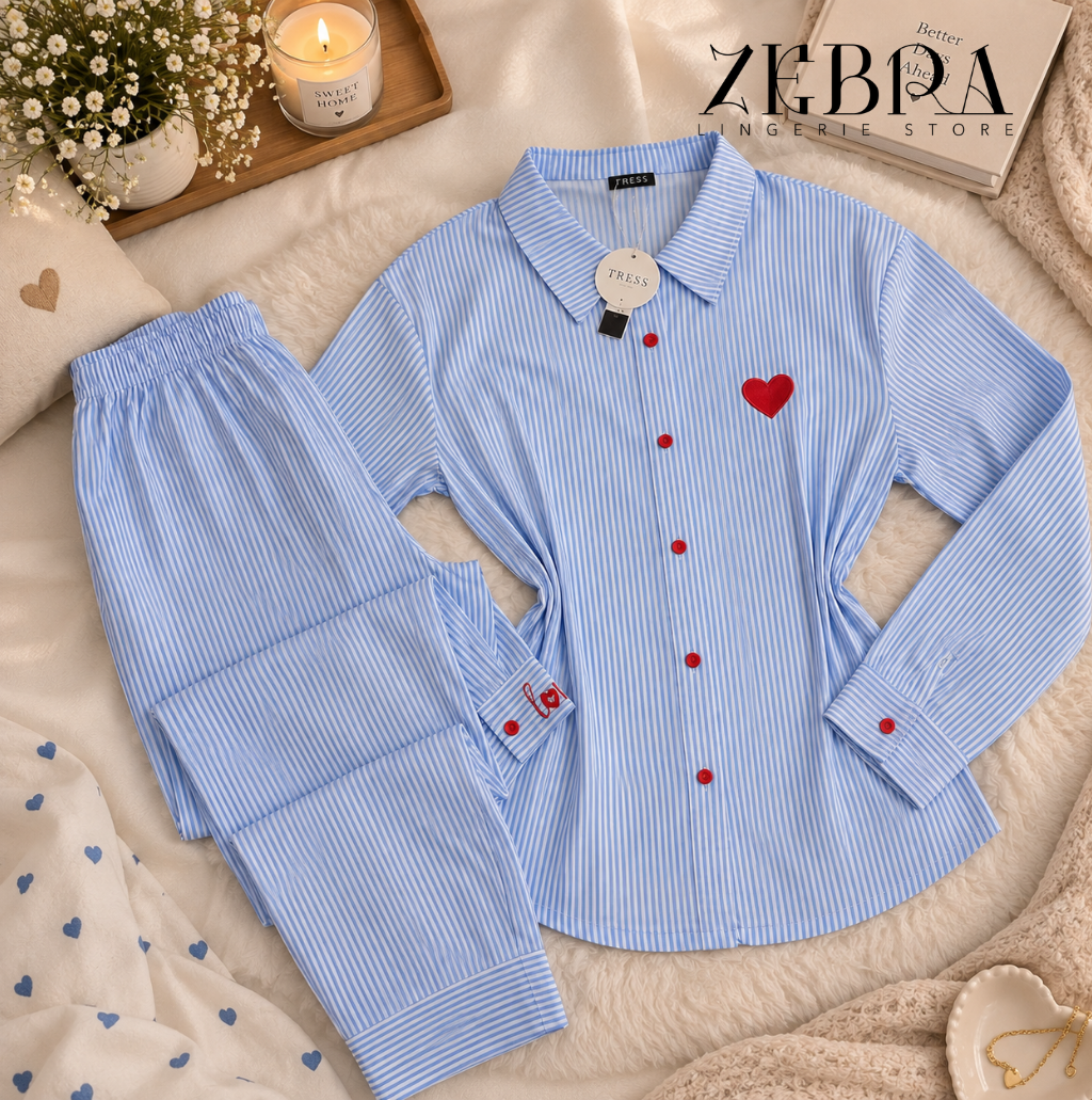 Pyjama Cœur Classique bleu à rayures blanches, chemise à cœur et boutons rouges avec pantalon assorti