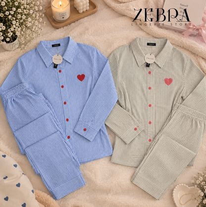Deux pyjamas Cœur Classique beige et bleu à rayures, avec hauts à col chemise, détails cœur et pantalons assortis