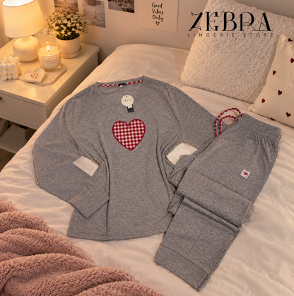 Pyjama femme Cœur Vichy gris chiné avec haut à manches longues à cœur rouge et blanc et pantalon assorti