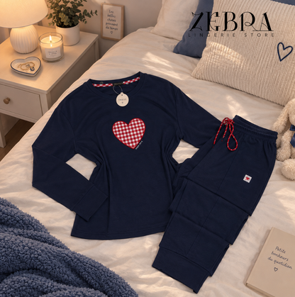 Pyjama femme Cœur Vichy bleu nuit avec haut à manches longues à cœur rouge et blanc et pantalon assorti
