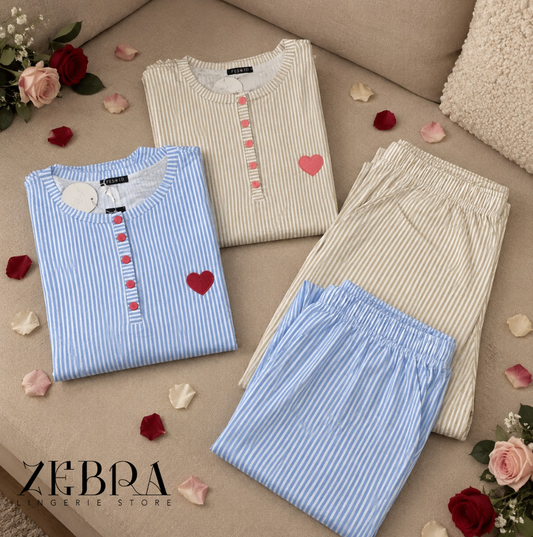 Pyjamas Tendre Cœur pliés dans les deux coloris, avec hauts à rayures et pantalons assortis